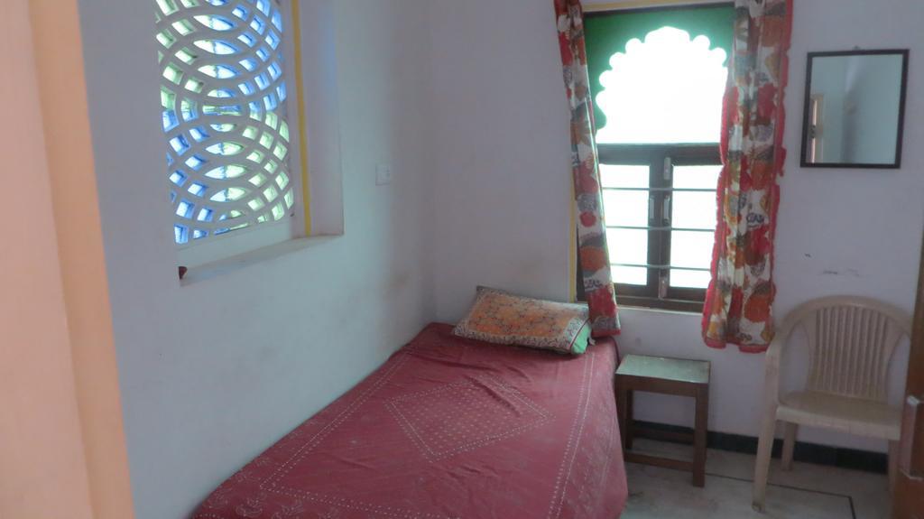 Udai Haveli Guest House Udaipur Oda fotoğraf